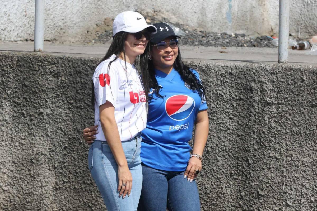 ¡De película! Las bellas damas se roban el show previo al clásico entre Olimpia y Motagua ¡De película! Las bellas damas se roban el show previo al clásico entre Olimpia y Motagua
