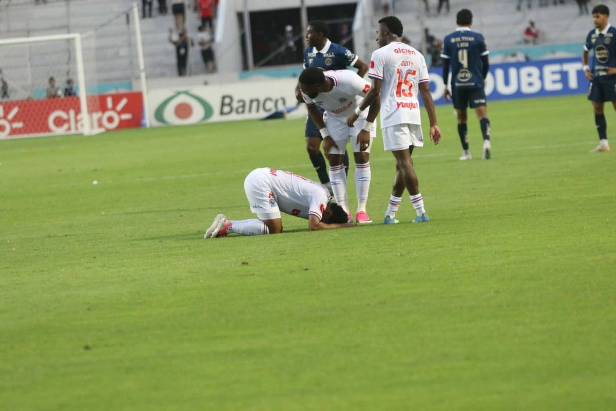 Olimpia humilla a Motagua, jugador sale herido, visita especial y sorprende lo que hicieron los DT