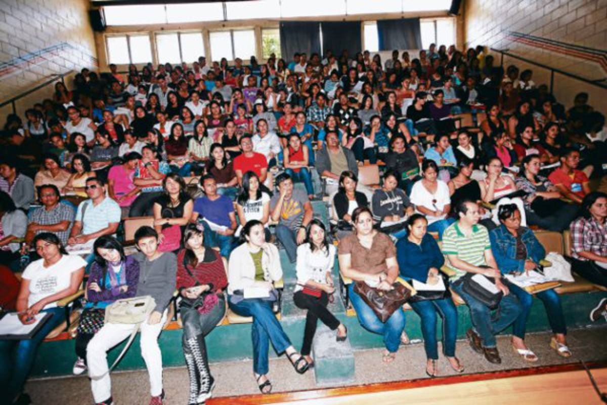 Desempleados siguen en busca de vacantes