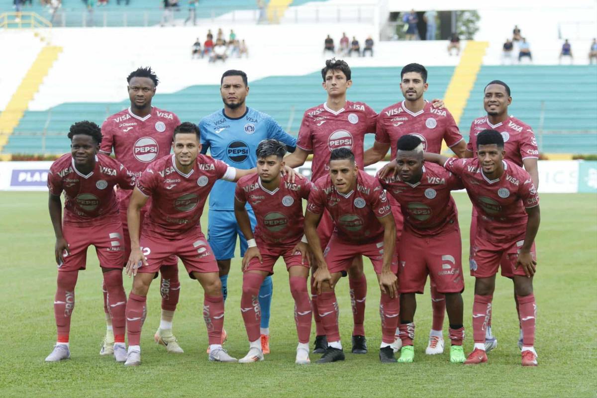 Linda chica se roba el show, jugador con look exótico y tristeza de Platense tras caer ante Motagua