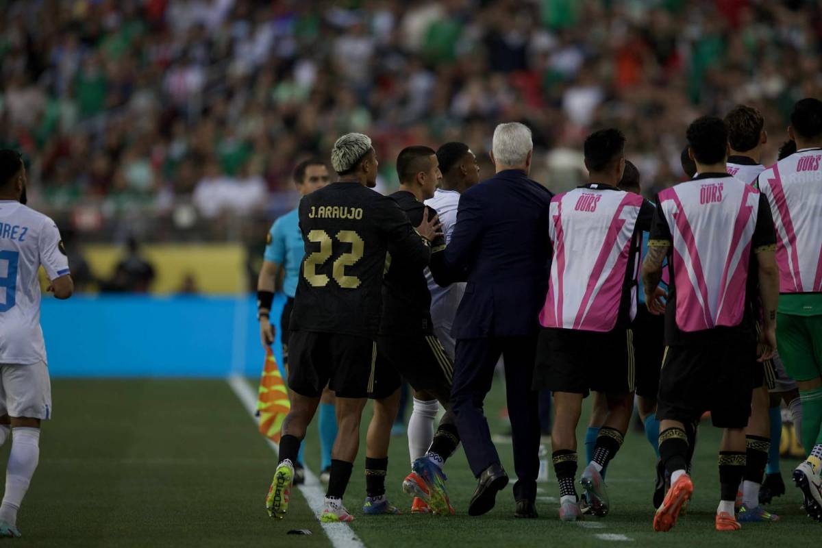 En fotos: Así fue la pelea entre jugadores de Honduras y México en la semifinal de Copa Oro