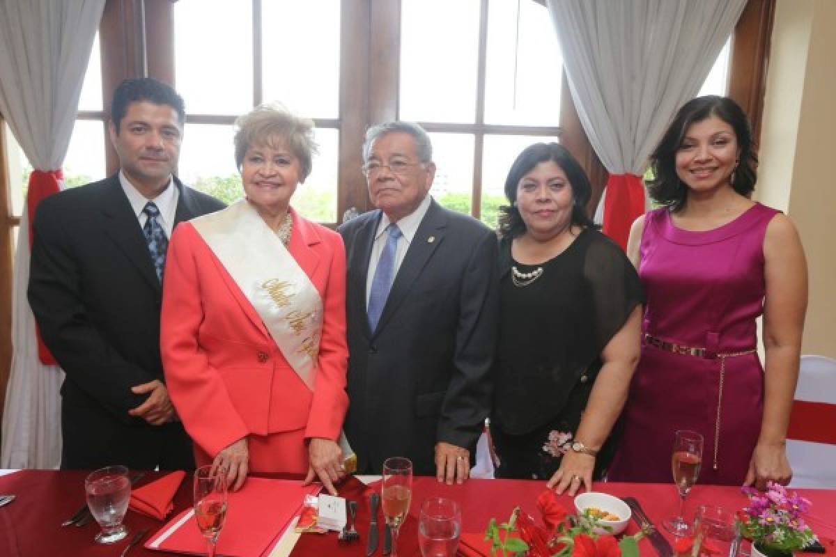 Celebración entre amigas para compartir la dicha de ser mamá.