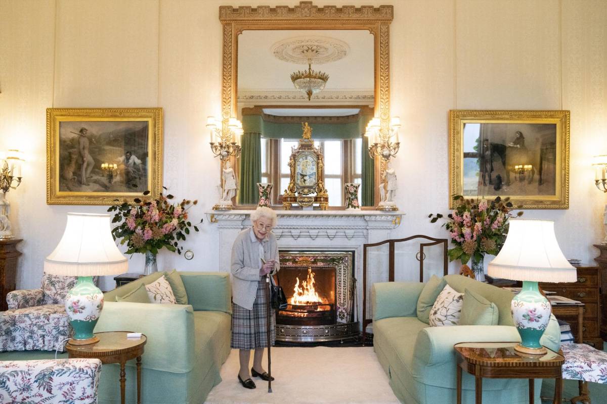 Esta es la última fotografía de la reina Isabel II tomada en el salón turquesa de su querida casa en Balmoral.