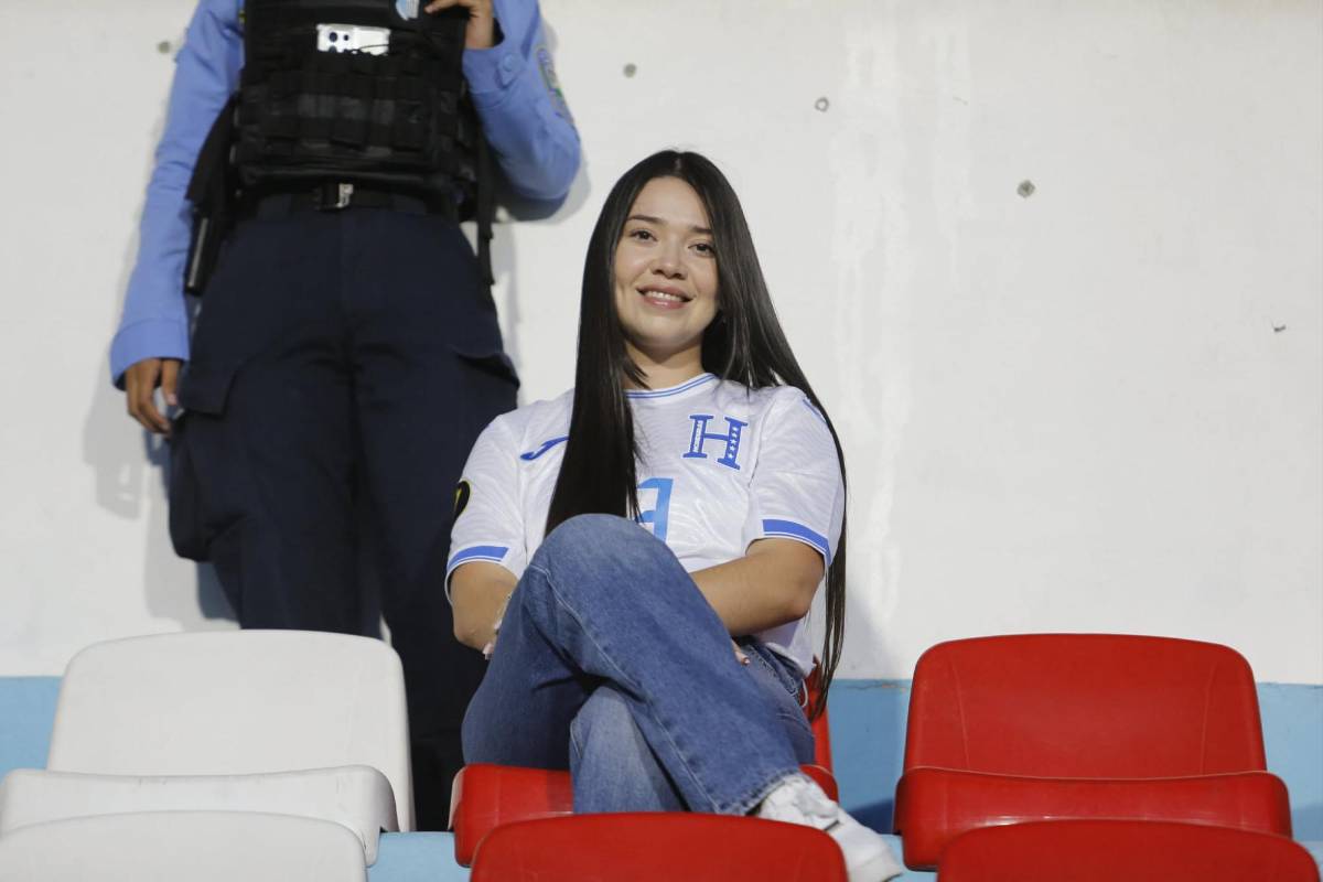 Periodista sorprende y beso a la copa: Ambiente previo al partido entre Honduras y Nicaragua