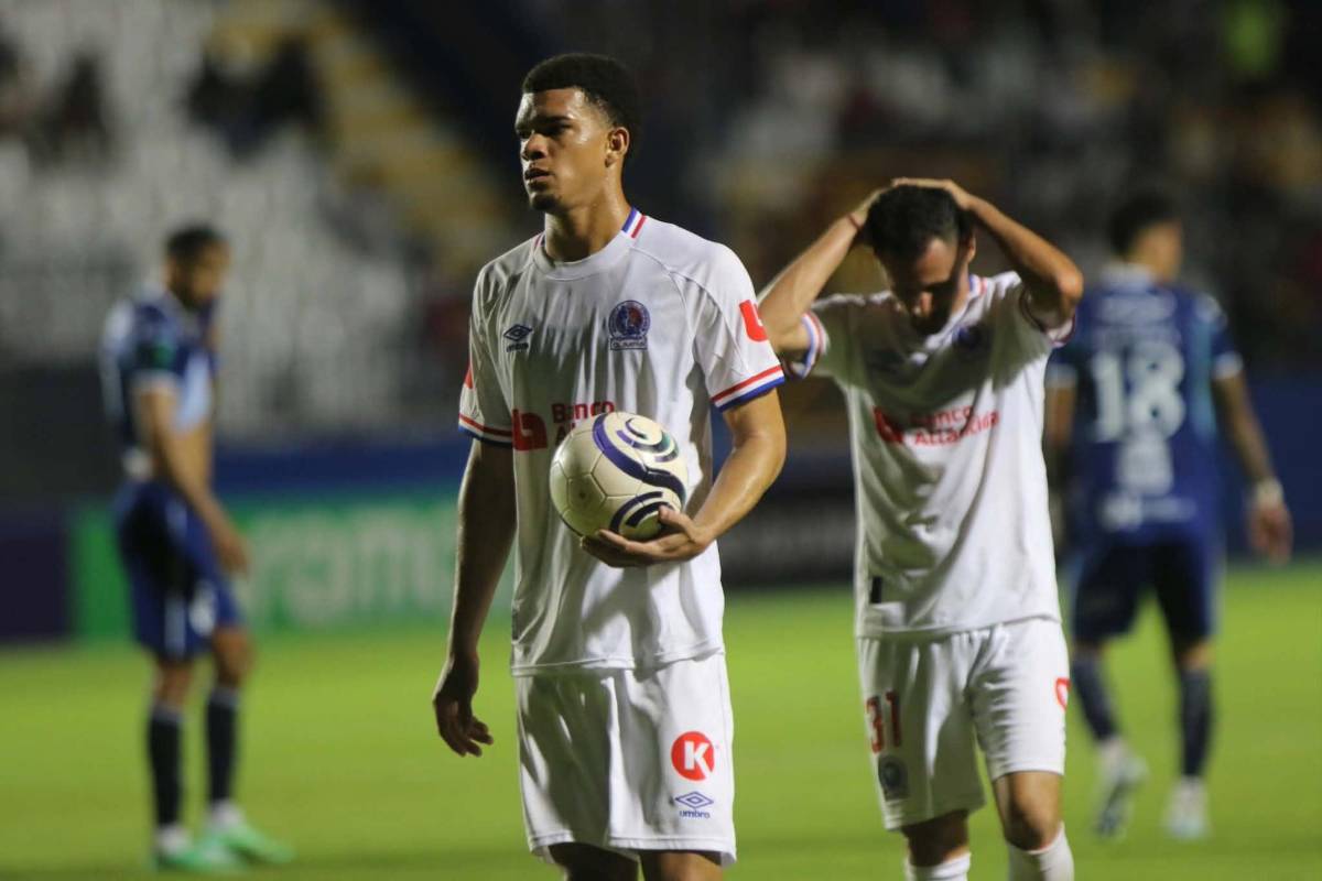 Tristeza de Olimpia, jugador de Cartaginés se burla de la Ultra, leyenda presente y villano en Concacaf