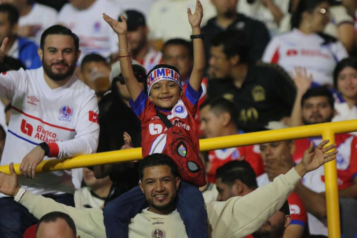 Llenazo en el Nacional y bellas chicas cautivan en semifinal de Olimpia ante Cartaginés
