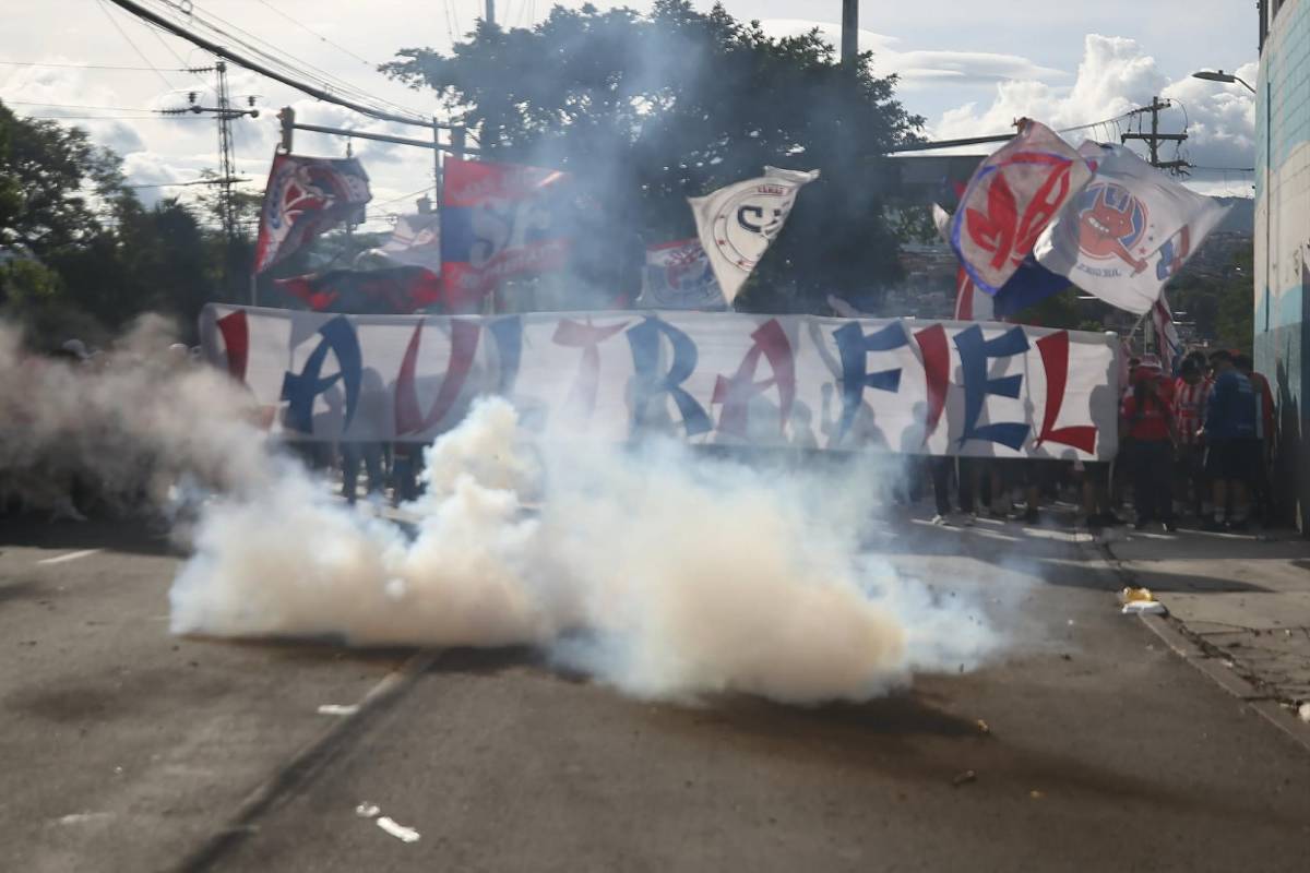 La Ultra Fiel prendió el clásico: bengalas, cánticos y pasión en el Chelato Uclés