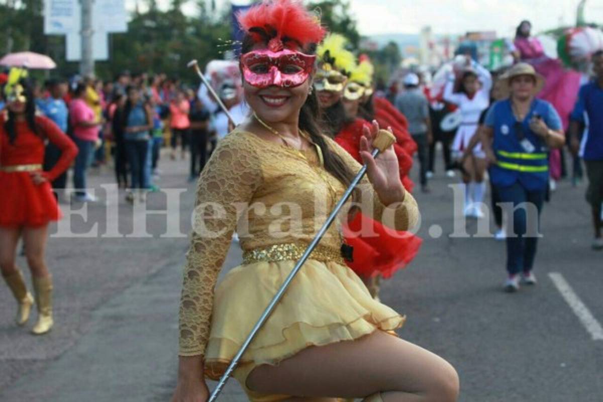 Tegucigalpa derrocha color y algarabía en el carnaval por su 438 aniversario