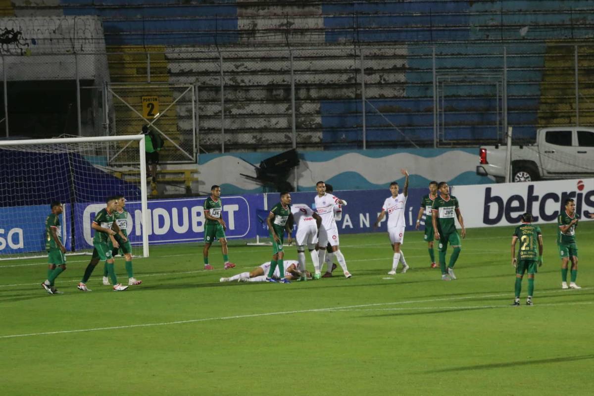 Polémica en Olimpia vs Marathón, jugadores fueron encarados por barras y lindas chicas