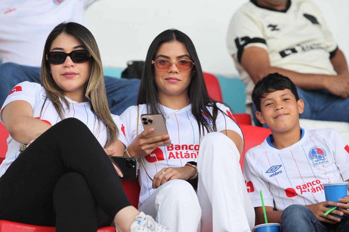 El estadio Nacional fue una pasarela: Bellas chicas llegaron al Olimpia vs Real España