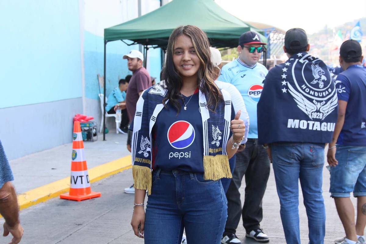Bella policía sorprende, periodista es captada besándose y las lindas chicas en el Nacional