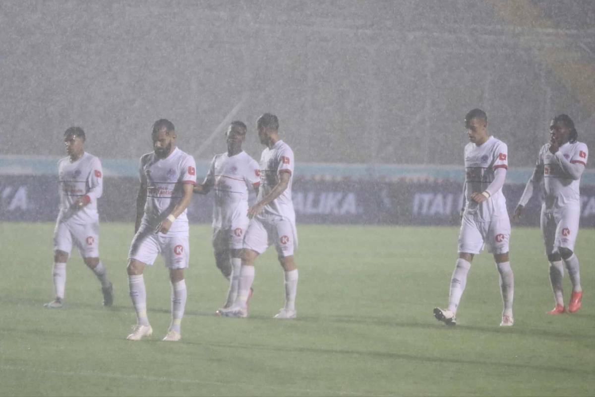 En fotos: Así luce la cancha del estadio Nacional Chelato Uclés por fuerte lluvia en Tegucigalpa