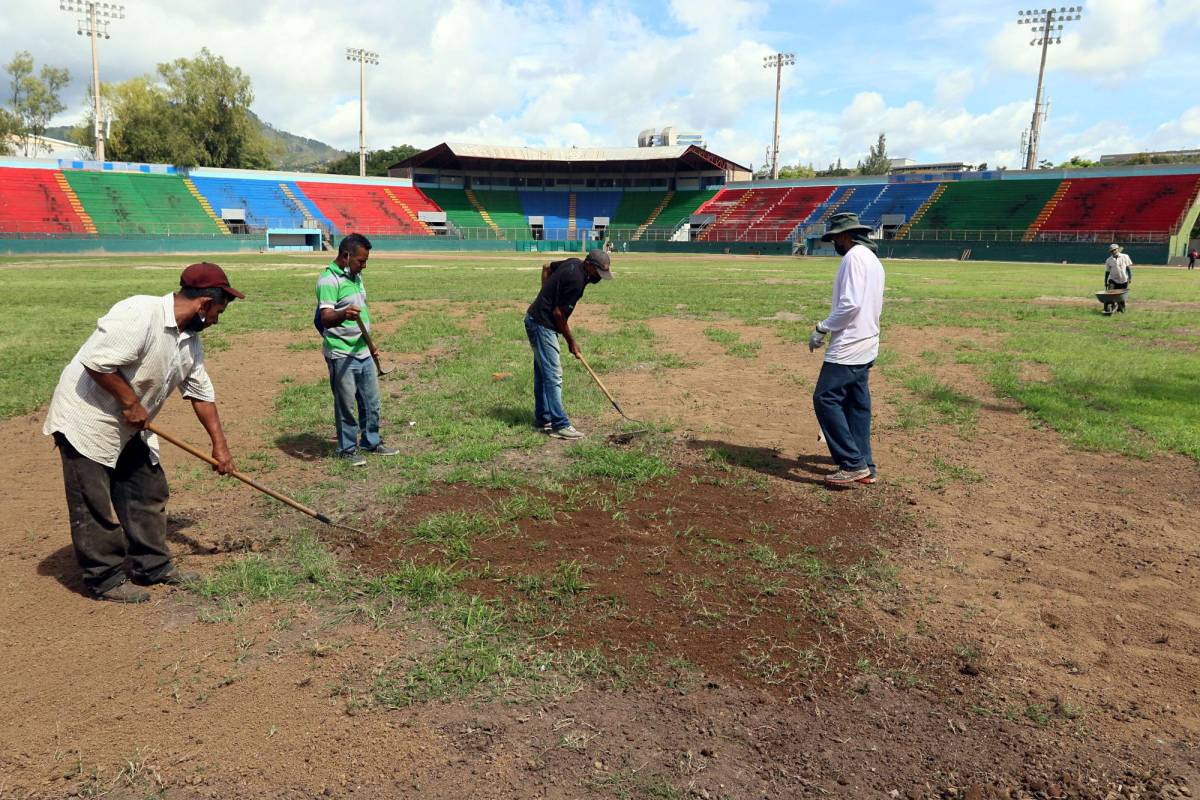 Luego de la presentación de la “Bichota”, el “Chochi” Sosa se asemejaba más a una pista de motocross que a un estadio de béisbol.