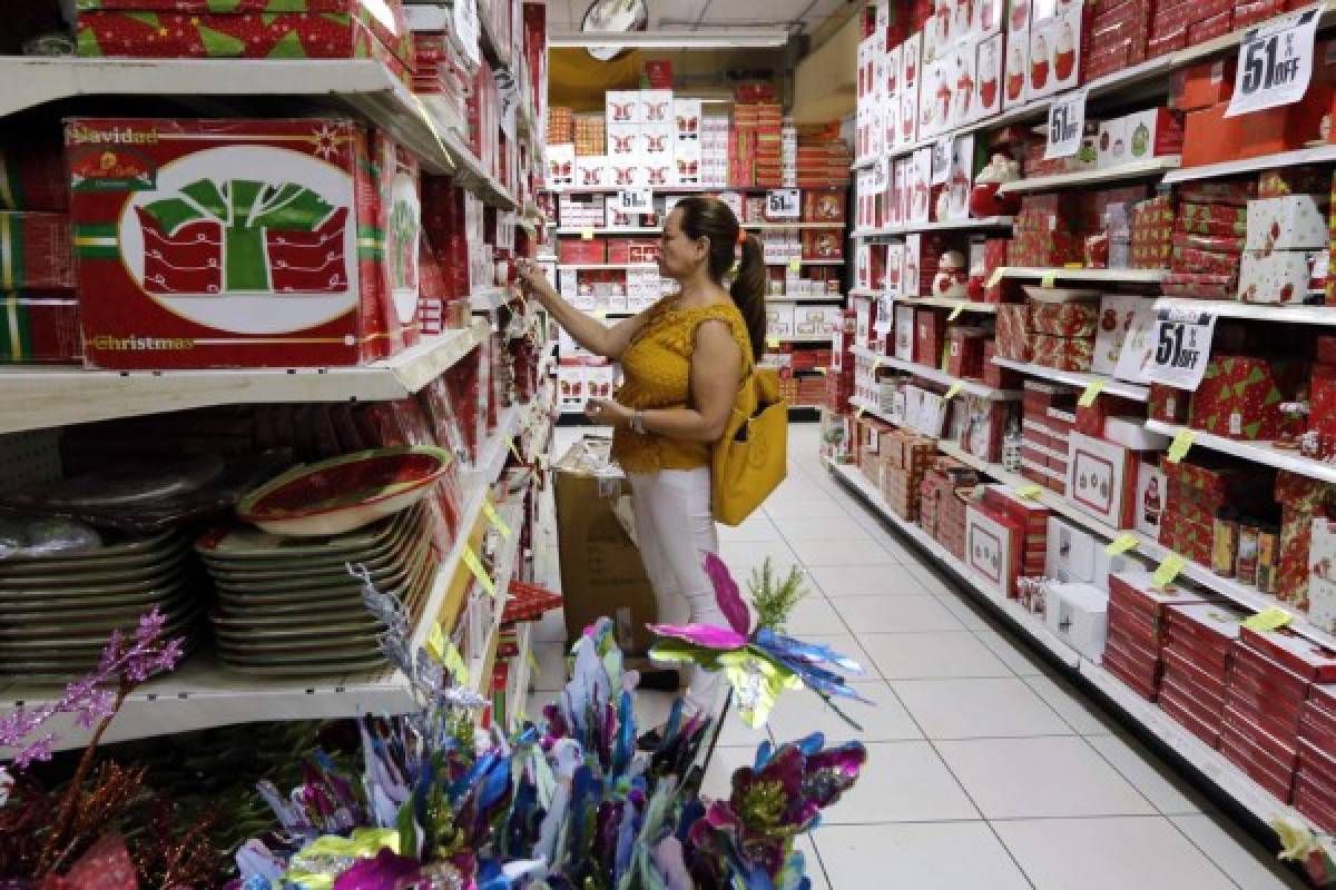 Frenesí navideño invade los comercios de la capital