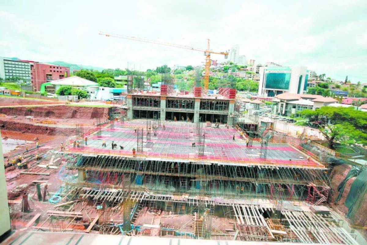 Constructoras del Centro Cívico Gubernamental eluden el registro y la colegiación