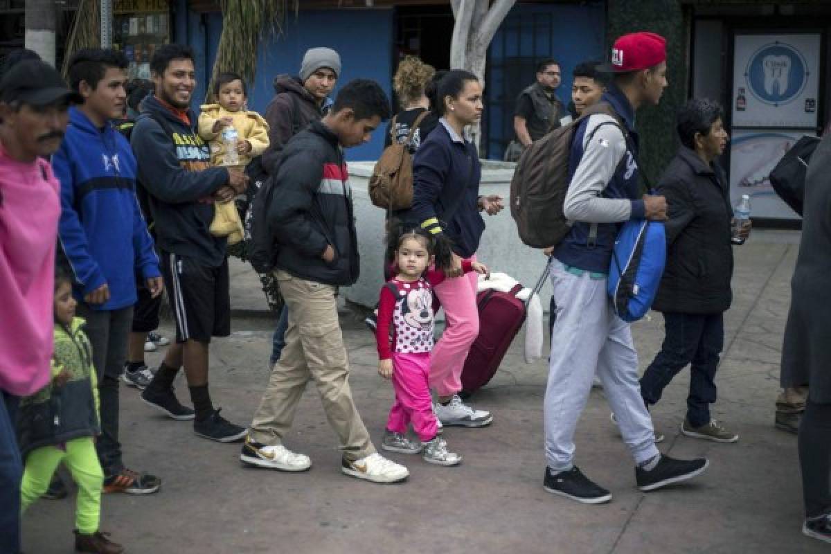 Migrantes centroamericanos piden asilo a EEUU en frontera con México