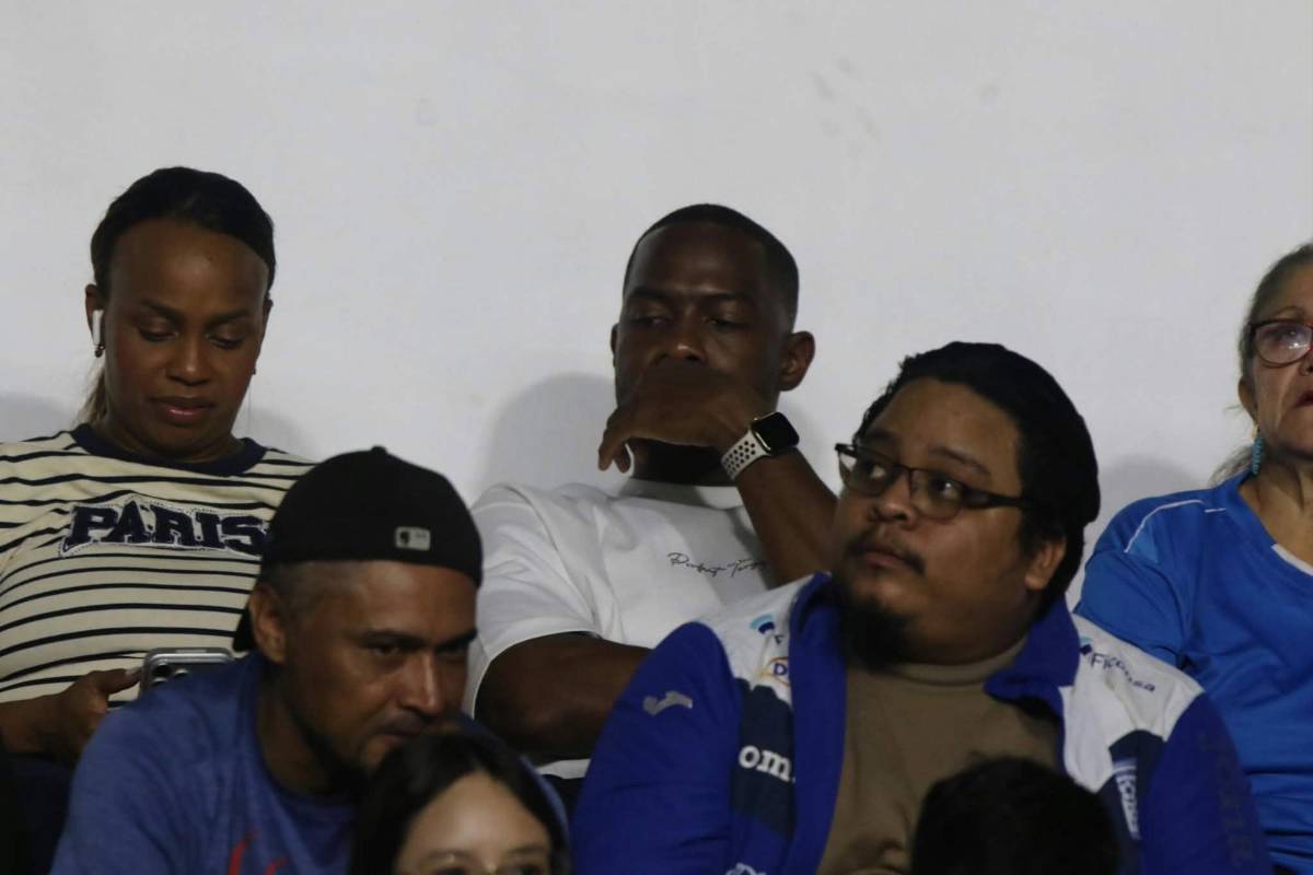 Linda esposa de futbolista captada, héroe de Honduras y charla secreta ante Jamaica en Concacaf