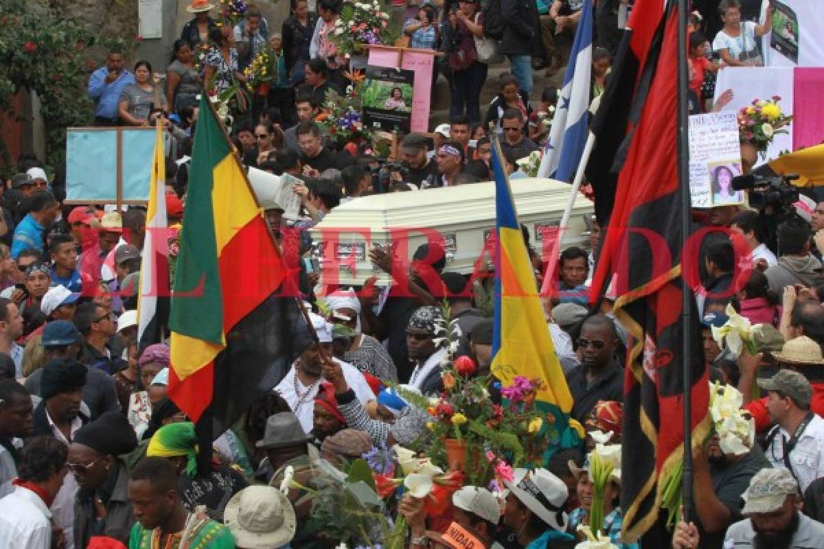 Una gran multitud acompañó el traslado de los restos de Berta Cáceres para darle el último adiós. Foto: Alex Pérez