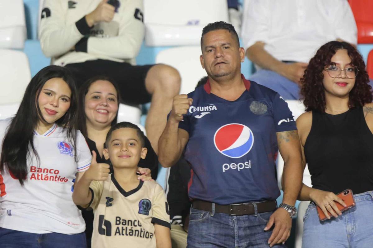Periodista y pelirroja cautivaron: Las lindas chicas que llegaron al clásico Olimpia vs Motagua