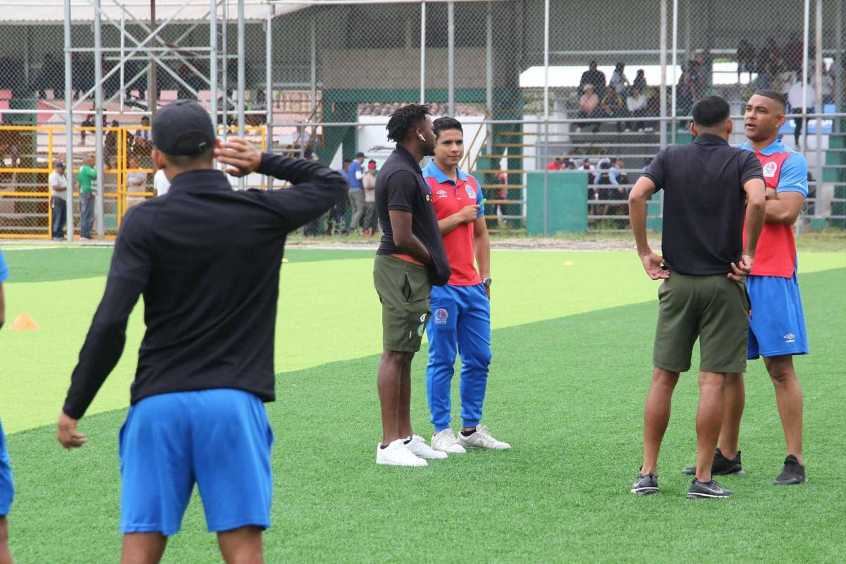 Llegada de Olimpia, curiosa charla de Espinel y las bellas chicas en el estadio Óscar Peralta