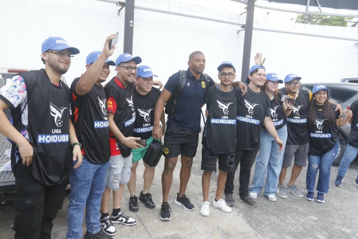 Linda aficionada deslumbra, el Morazán blindado y ambientazo previo al Real España vs Olimpia