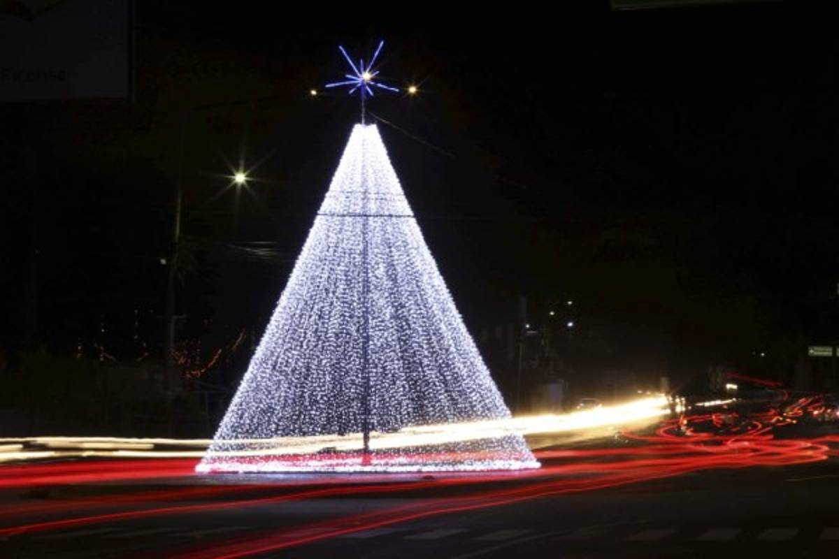 La capital se convierte en una enorme y brillante Villa Navideña
