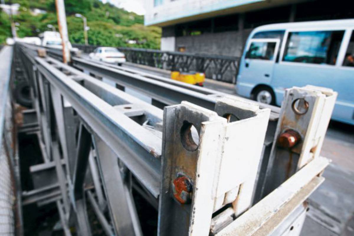 Puente provisional por huracán Mitch continúa en uso