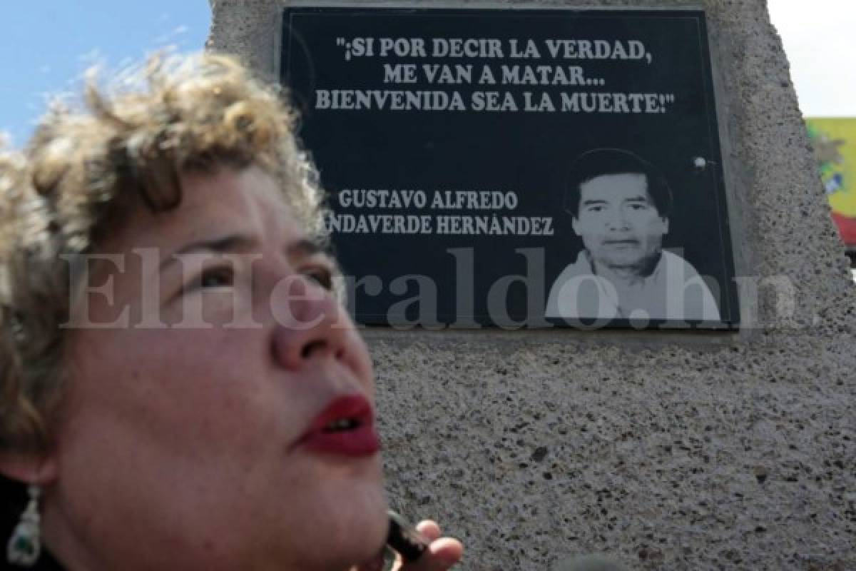Hilda Caldera el día que develaron un monumento en honor a Landaverde (Foto: El Heraldo Honduras/ Noticias de Honduras)