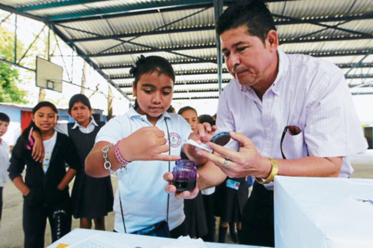 Inocencia infantil de la mano con la democracia