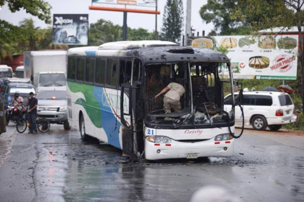 Procesan a vinculadas en atentado a un bus de Transporte Cristina