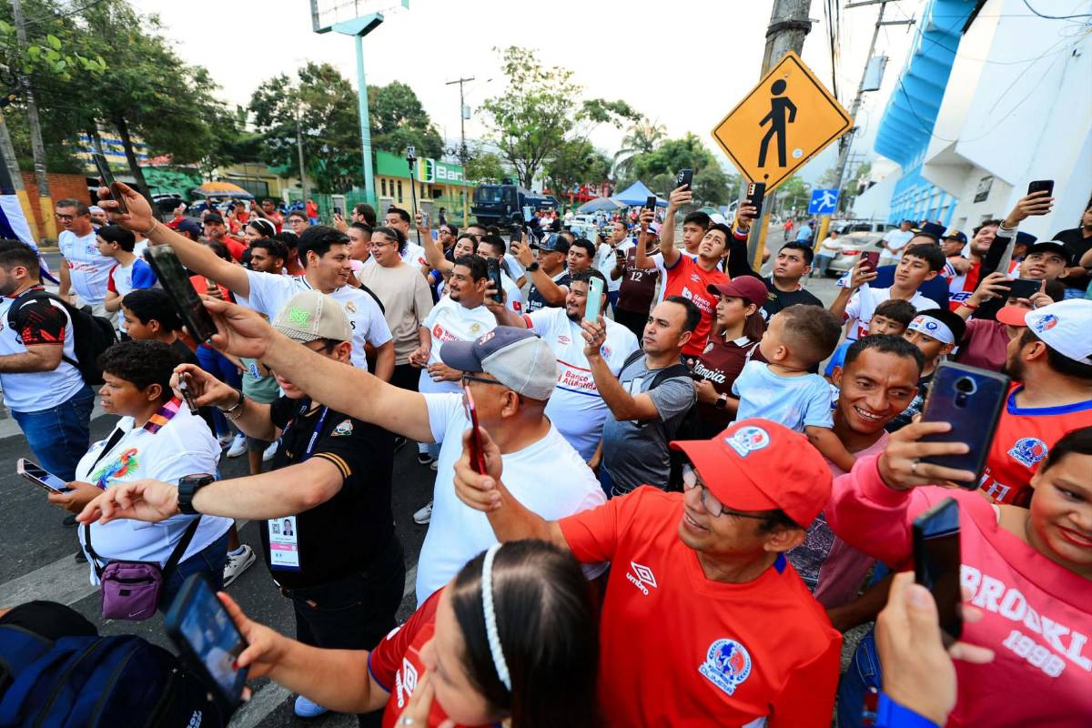 Linda aficionada deslumbra, el Morazán blindado y ambientazo previo al Real España vs Olimpia
