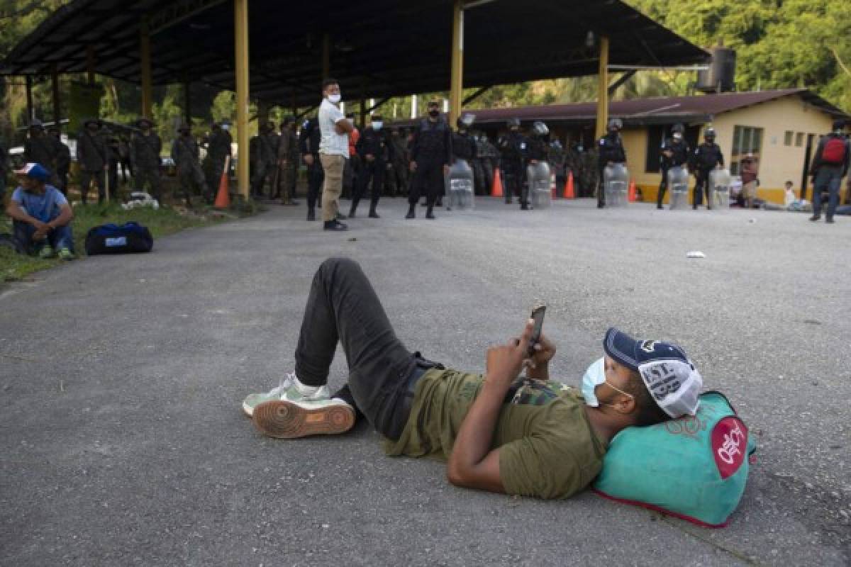 Un retén policial frena a caravana de migrantes en Guatemala