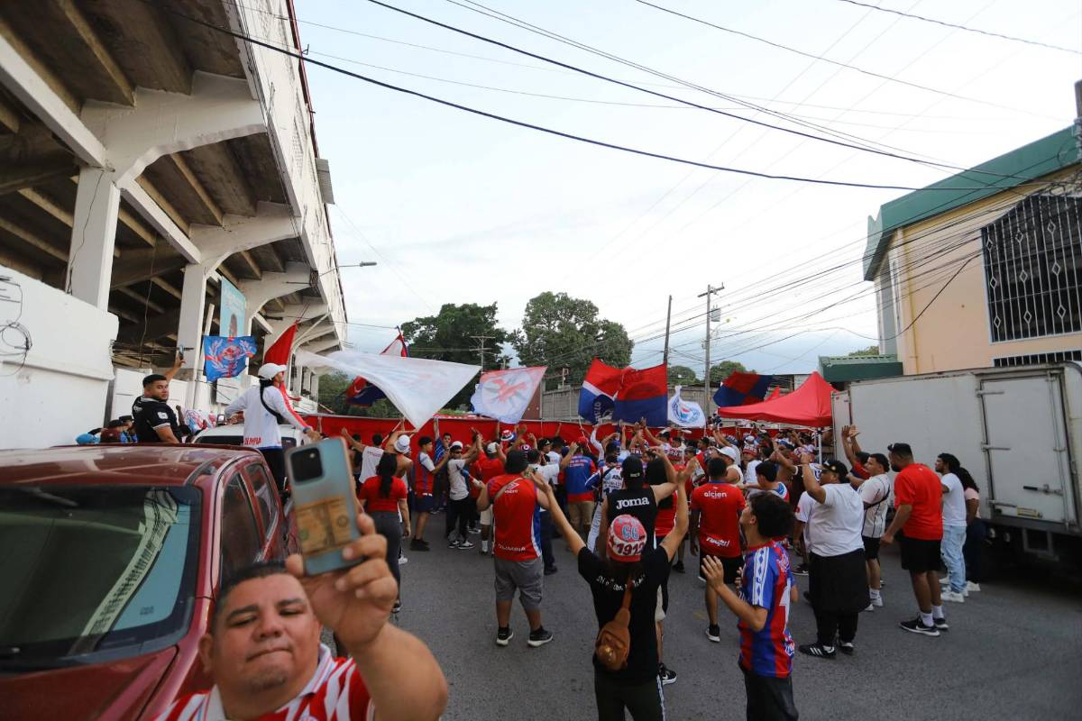 Ultra Fiel sorprende al Olimpia en La Ceiba luego de eliminación de Concachampions