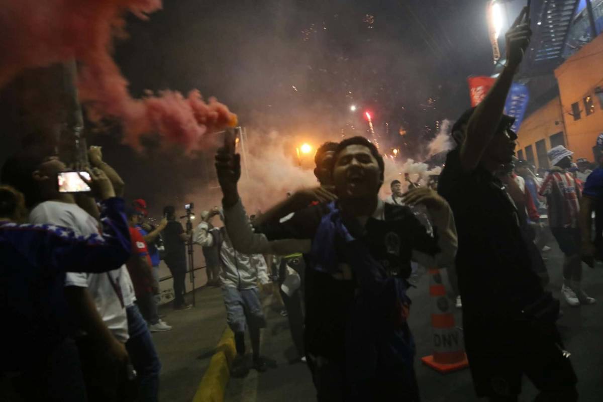 Enmascarado sorprende y lo que hizo linda chica: Llegada de la Ultra al Olimpia vs Cartaginés