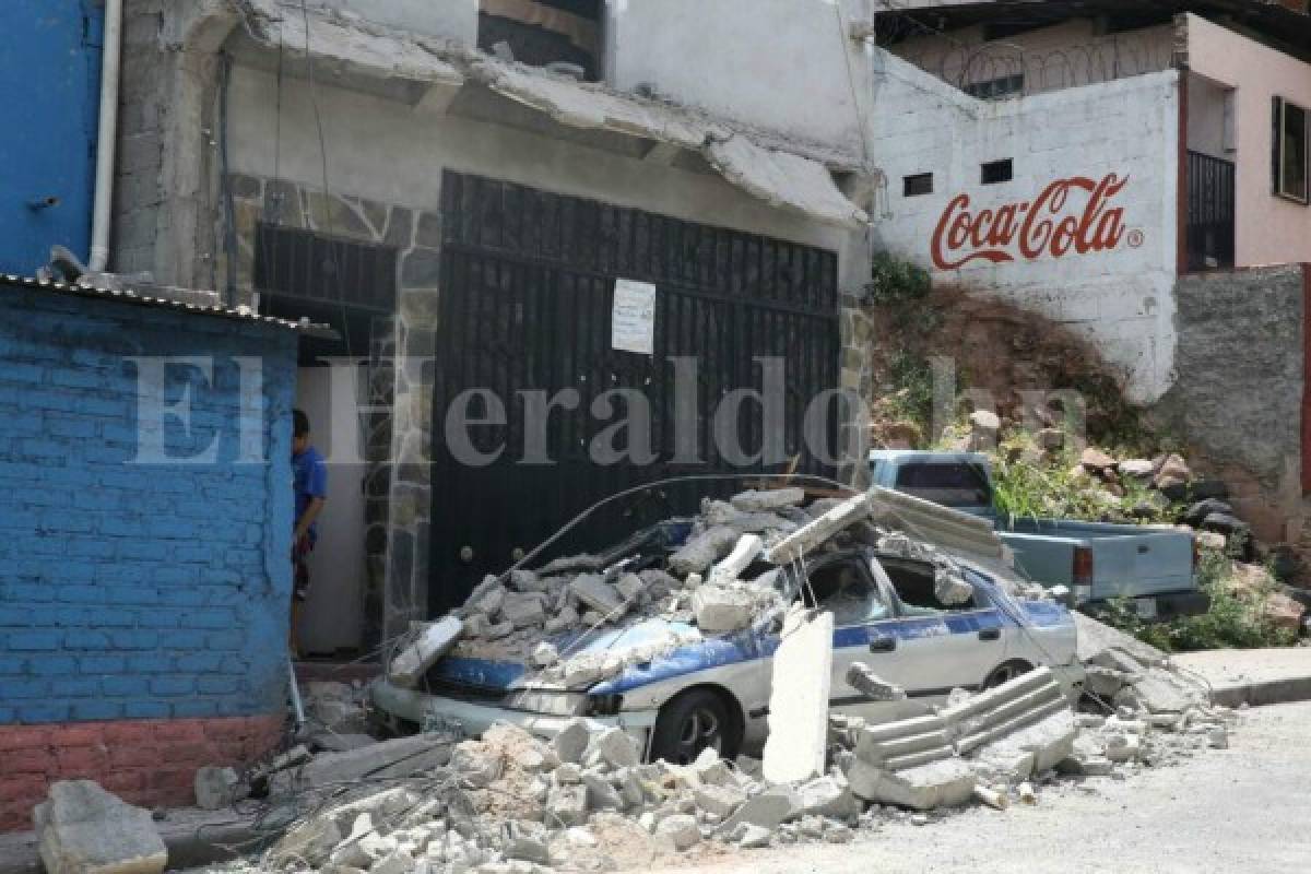 Techo de concreto se desprende de vivienda y destruye carro en barrio El Chile