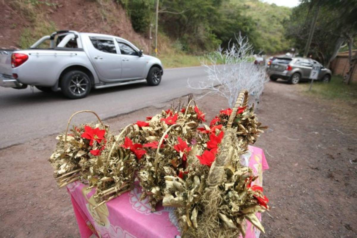 Auge comercial de adornos navideños en las salidas de Tegucigalpa