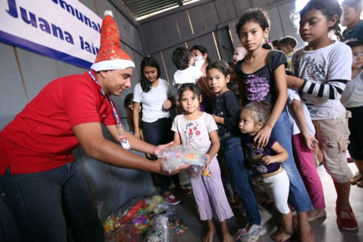 Honduras: En las faldas del cerro Juana Laínez decenas de niños fueron agasajados