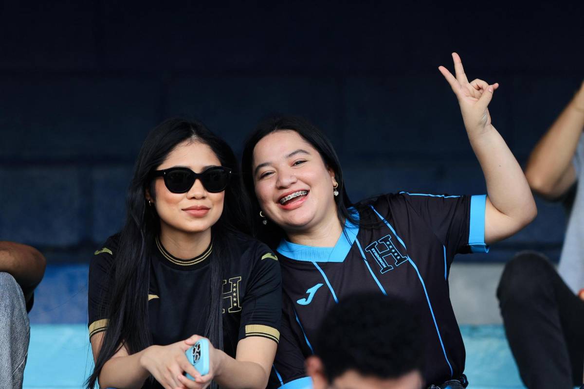 Las bellas chicas que robaron miradas en partido de tiktokers en el estadio Morazán