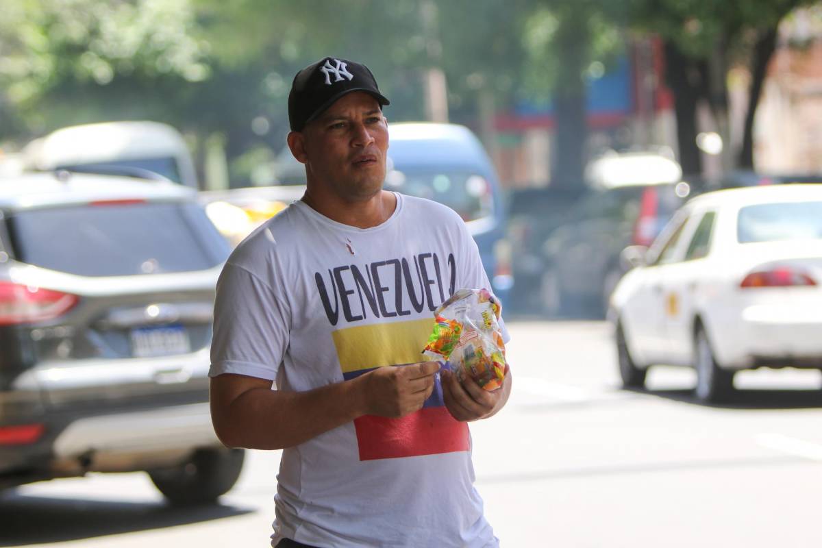 El venezolano Diego en su estadía en Honduras vence dulces y su futuro con el de su familia depende de los resultados de las elecciones de su país.