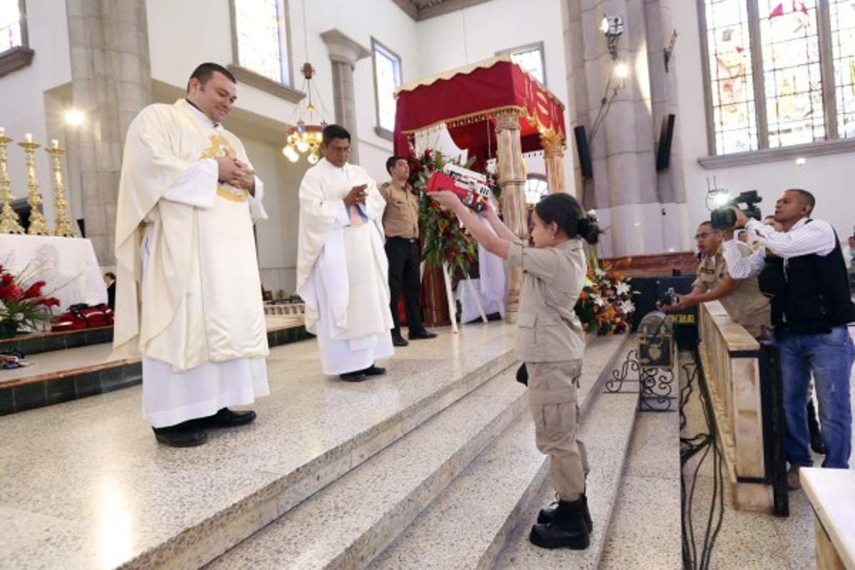 Bomberos confían su vida al amparo maternal de Suyapa