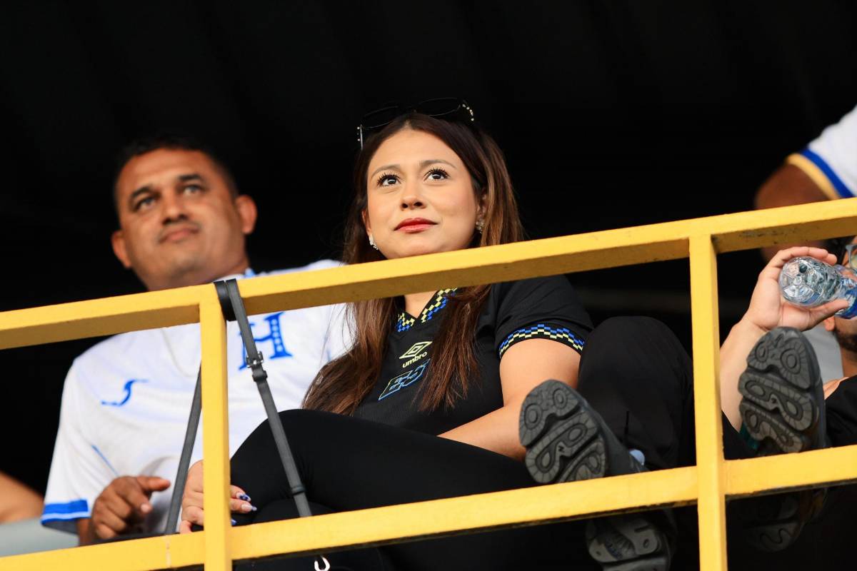 Las bellas chicas que robaron miradas en partido de tiktokers en el estadio Morazán