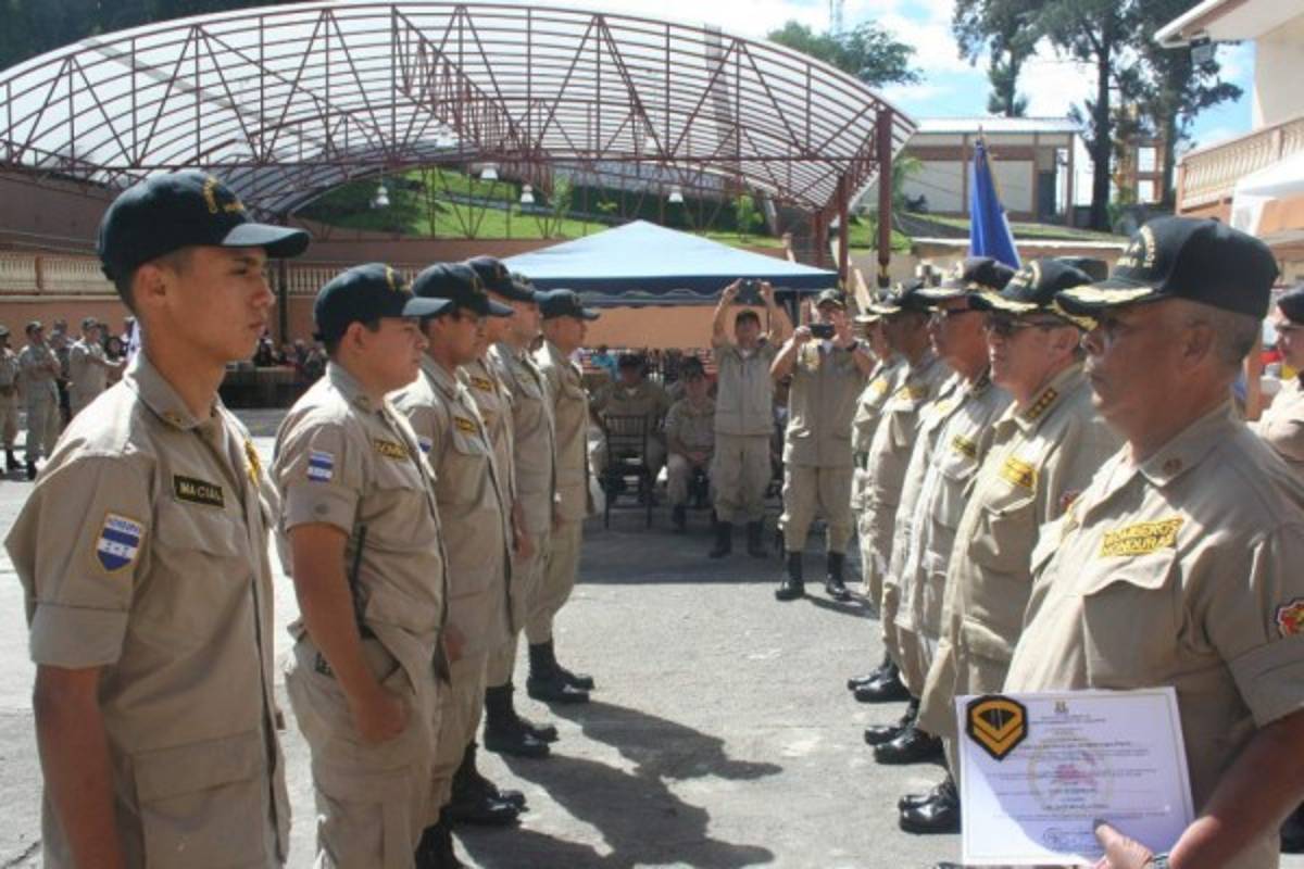 Condecoran a 15 elementos del Cuerpo de Bomberos