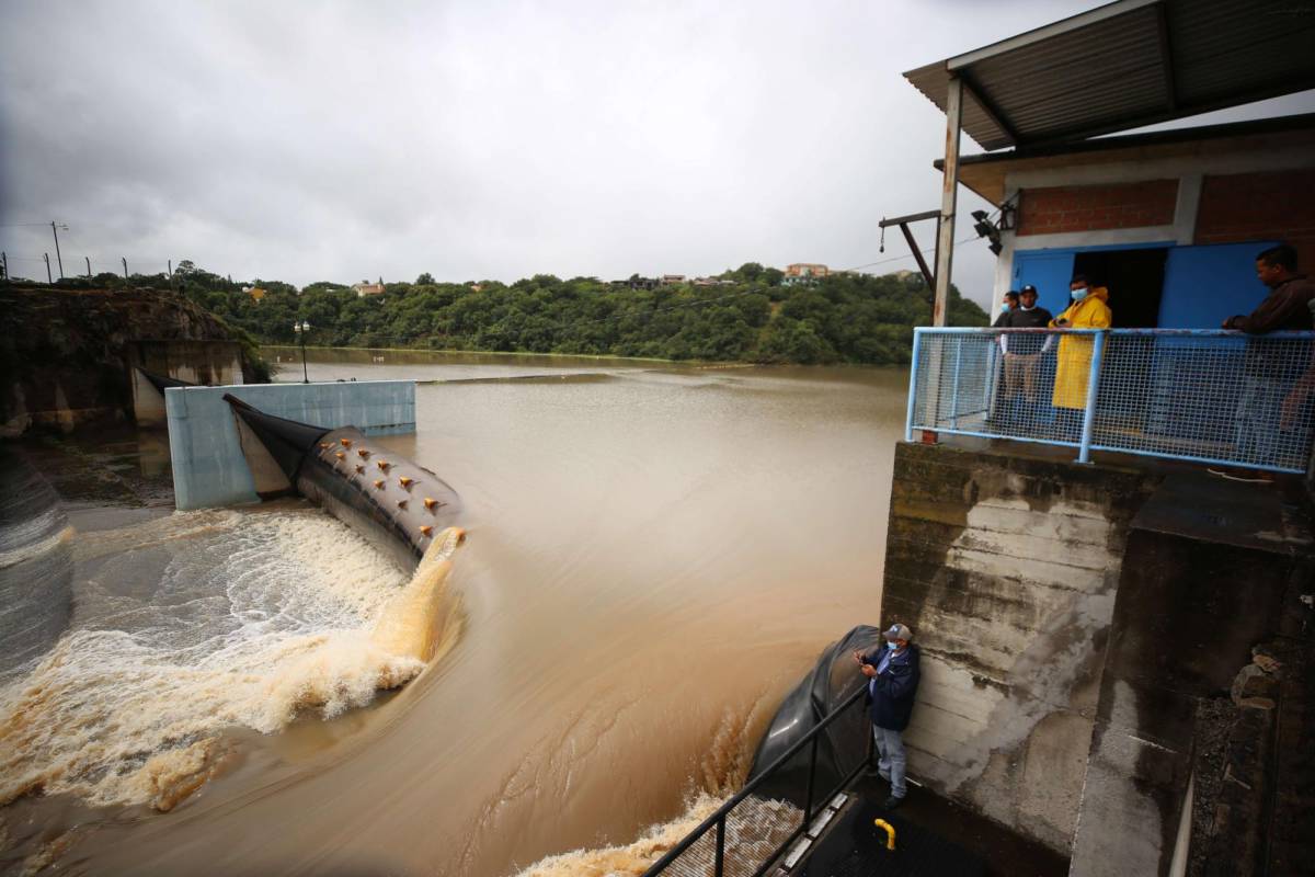¿Por qué no mejora distribución de agua en la capital pese al rebose de las represas?