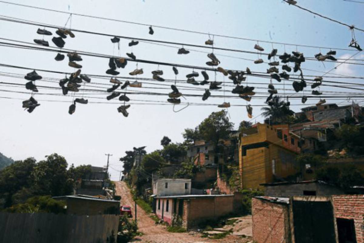 En una telaraña de cables se ha convertido el tendido eléctrico