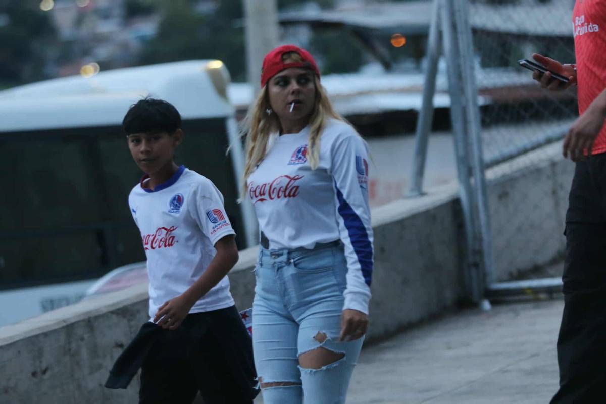 Afición del Xelajú sorprenden en el Nacional, llegada de la Ultra Fiel y la belleza del Olimpia