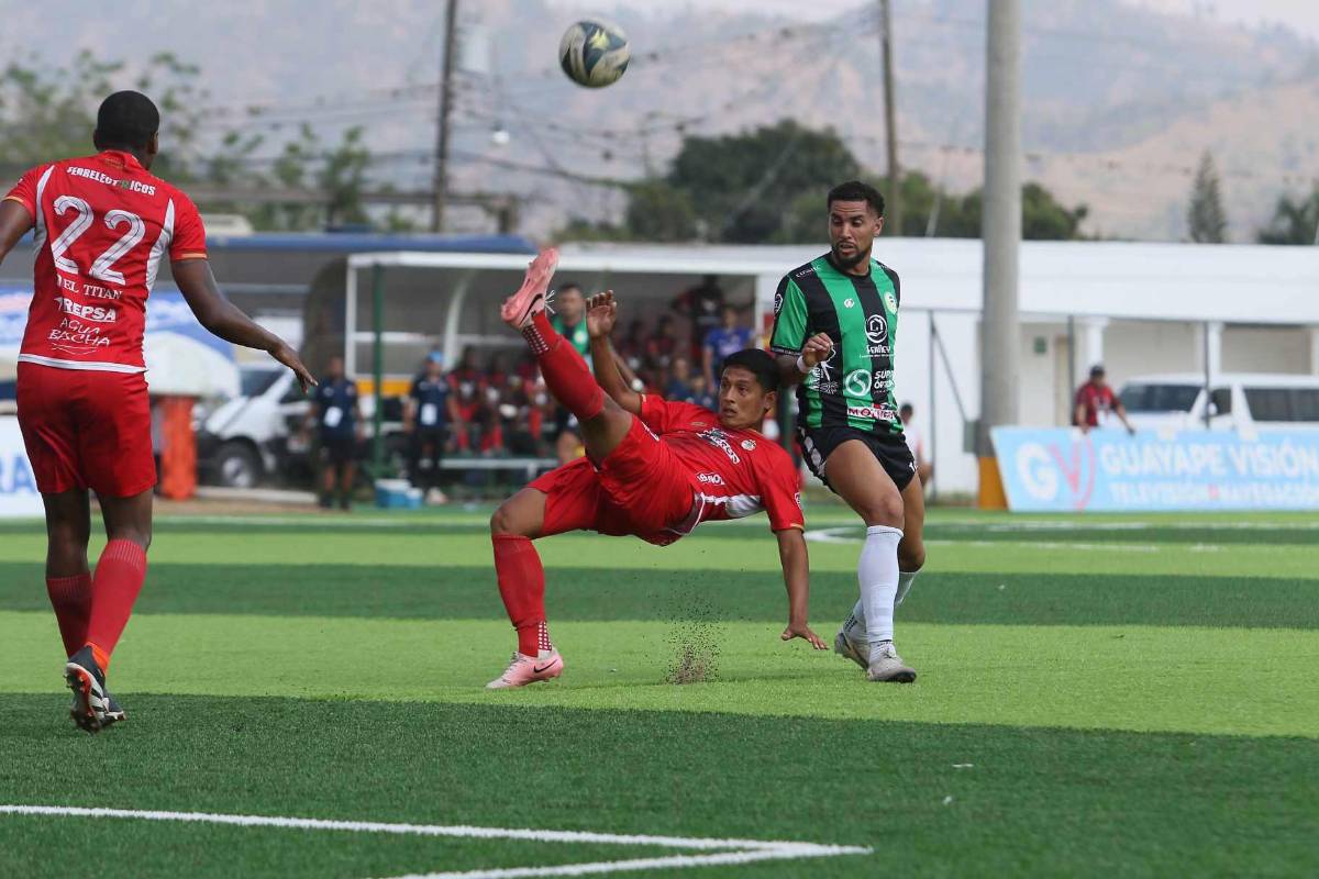 Beso romántico y lágrimas de emoción: Juticalpa celebró la permanencia en Liga Nacional