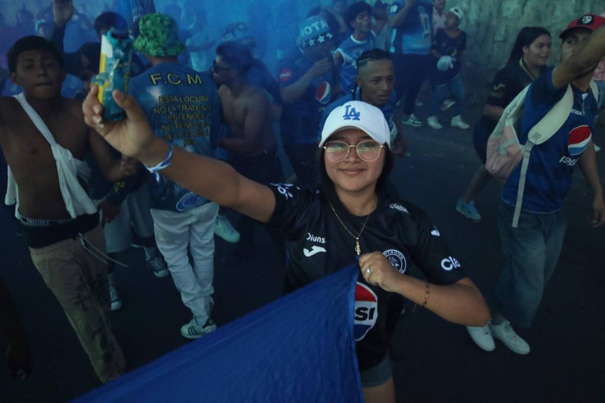 Las bellas chicas que engalanaron en el clásico entre Motagua y Marathón