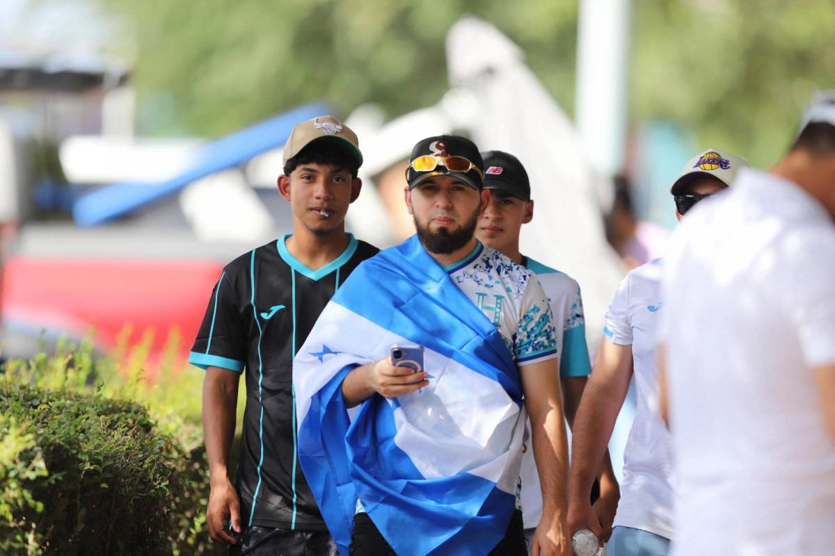 ¿Quién es la chica de lentes? Afición de Houston cree en Honduras para juego ante El Salvador ¿Quién es la chica de lentes? Afición de Houston cree en Honduras para juego ante El Salvador