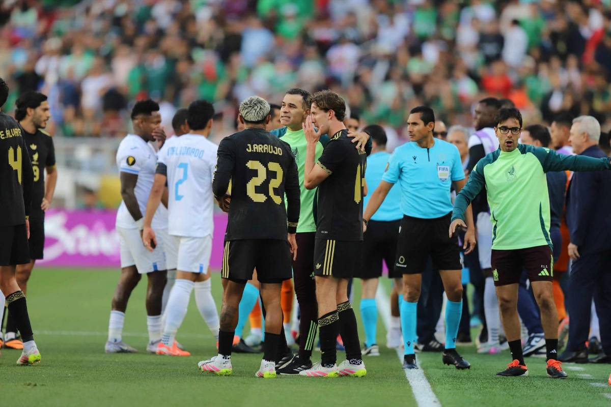 En fotos: Así fue la pelea entre jugadores de Honduras y México en la semifinal de Copa Oro