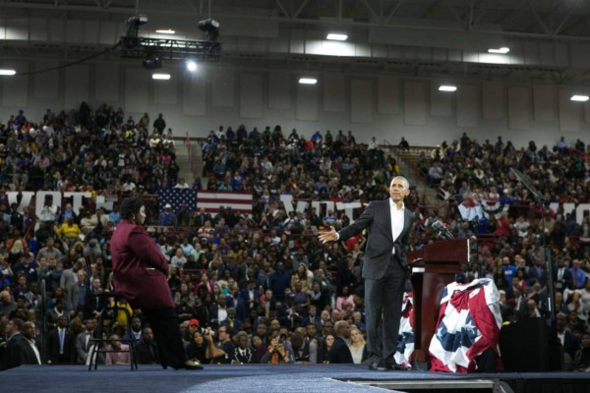 (FILES) In this file photo taken on November 2, 2018, former US President Barack Obama addresses the crowd in support of Georgia Democratic Gubernatorial candidate Stacey Abrams (L) during a campaign rally at Morehouse College in Atlanta, Georgia. - US President Donald Trump campaigns this weekend to try to save the Republican majority in Congress in the legislative elections on November 6, 2018, facing former president Barack Obama who is campaigning to mobilize Democrats to take take the leadership of the House and Senate. (Photo by Jessica McGowan / GETTY IMAGES NORTH AMERICA / AFP)